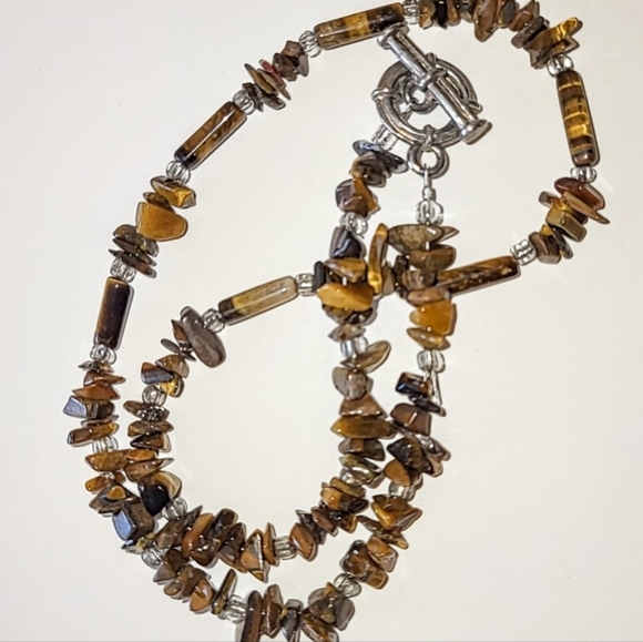 TIGER'S EYE CHIPS NECKLACE with SILVERTONE TOGGLE CLASP - Picture 6 of 6